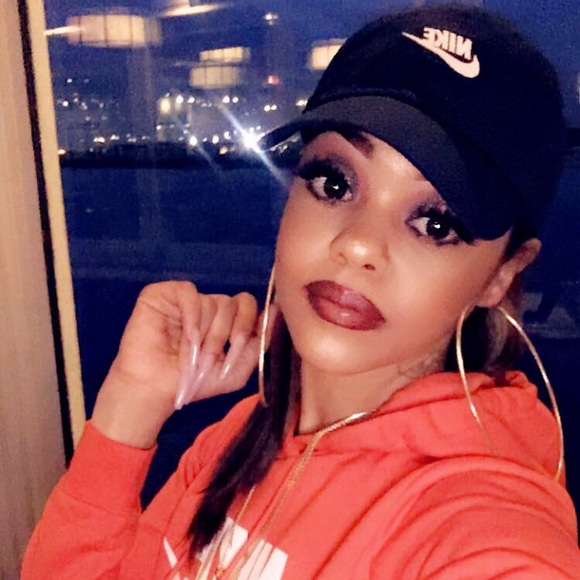 Meet your Posher, Teyani - Picture 1 of 1